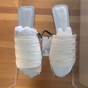 Vinyl tube strap low heel sandal